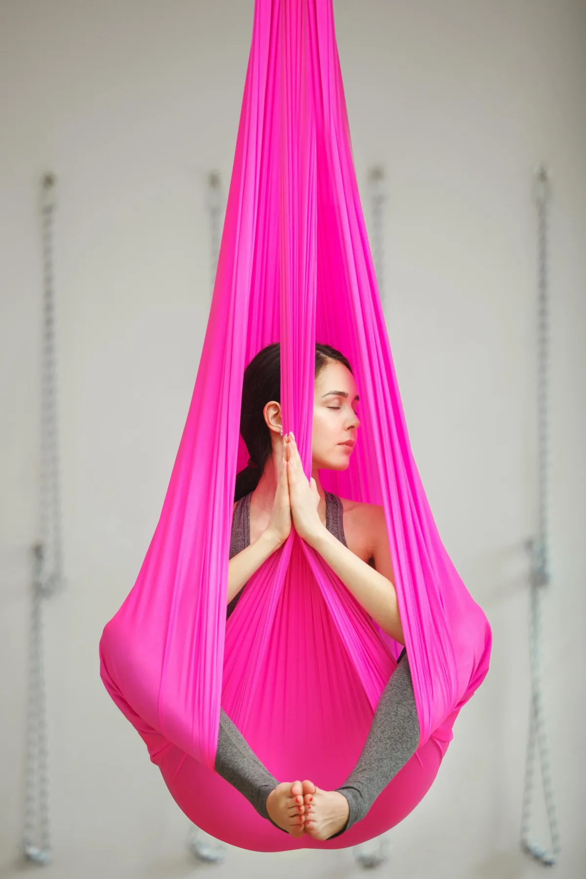 vrouw aerial yoga zen