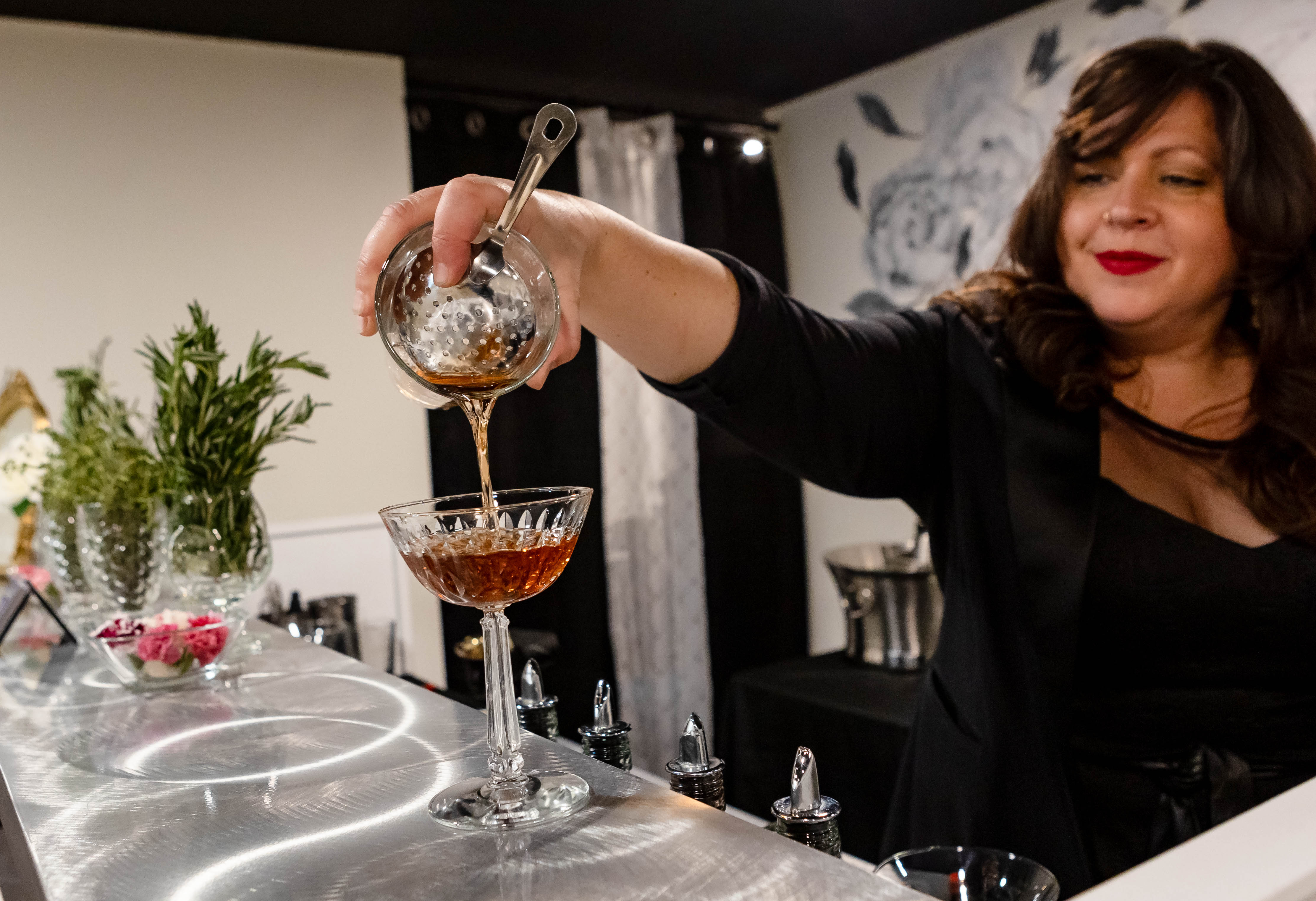 Bars on Wheels bartender pouring champagne cocktails at stylish private party drink station