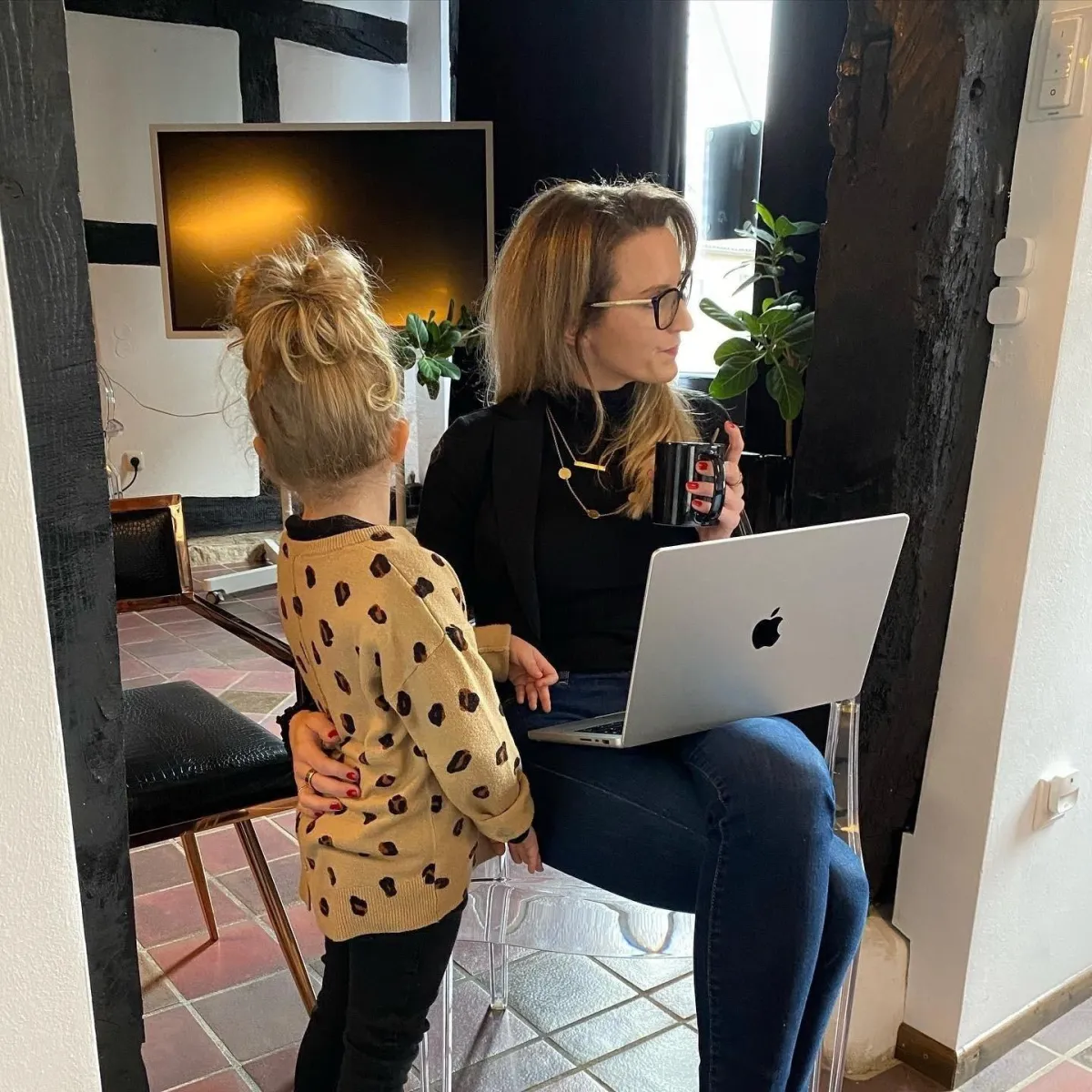 Unternehmerin mit Kind im Büro