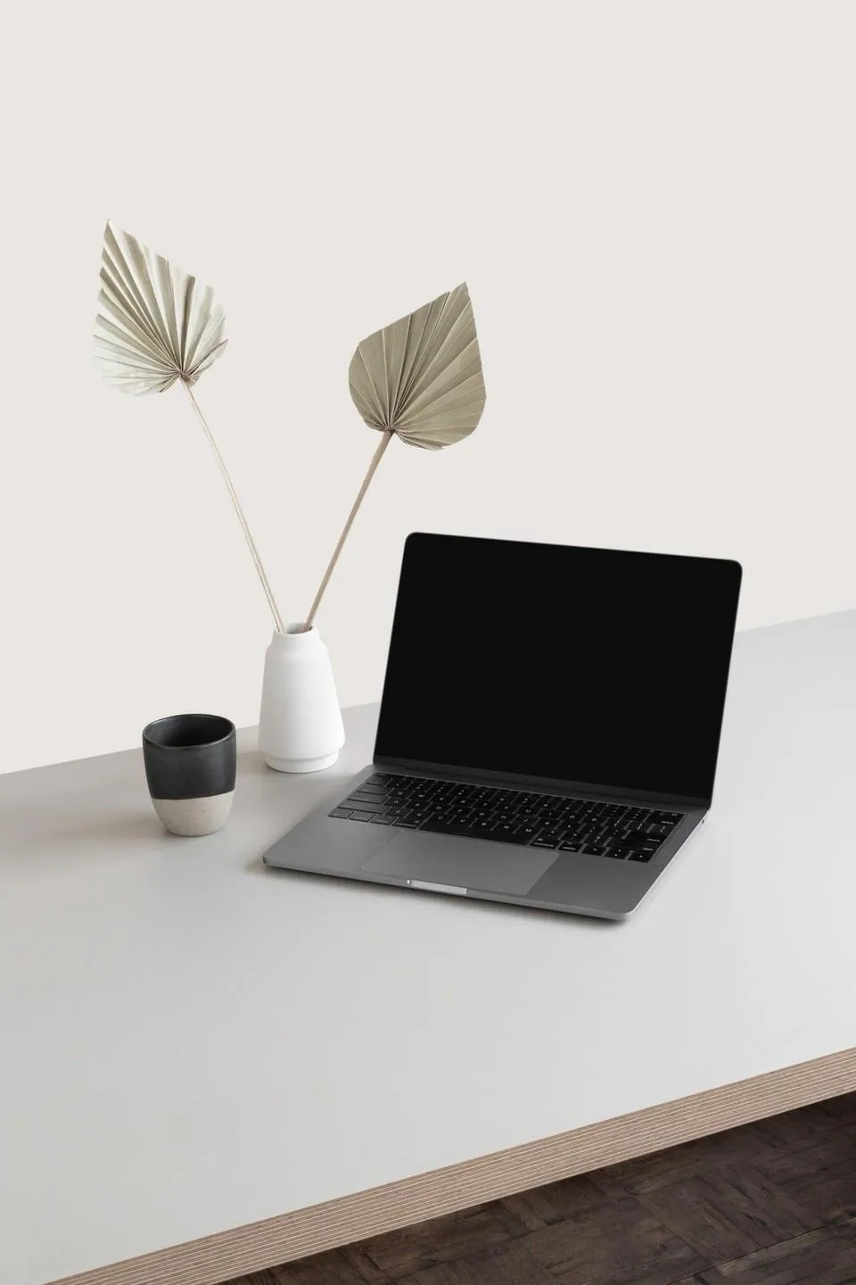 Laptop auf tisch