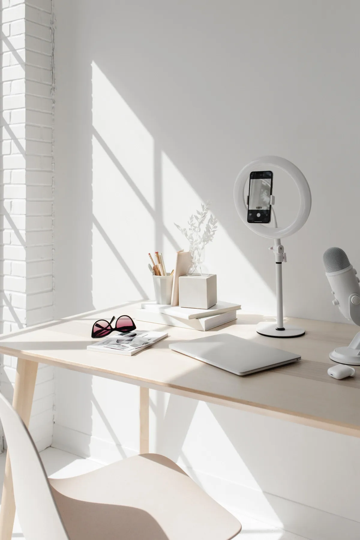 iphone und mac auf schreibtisch