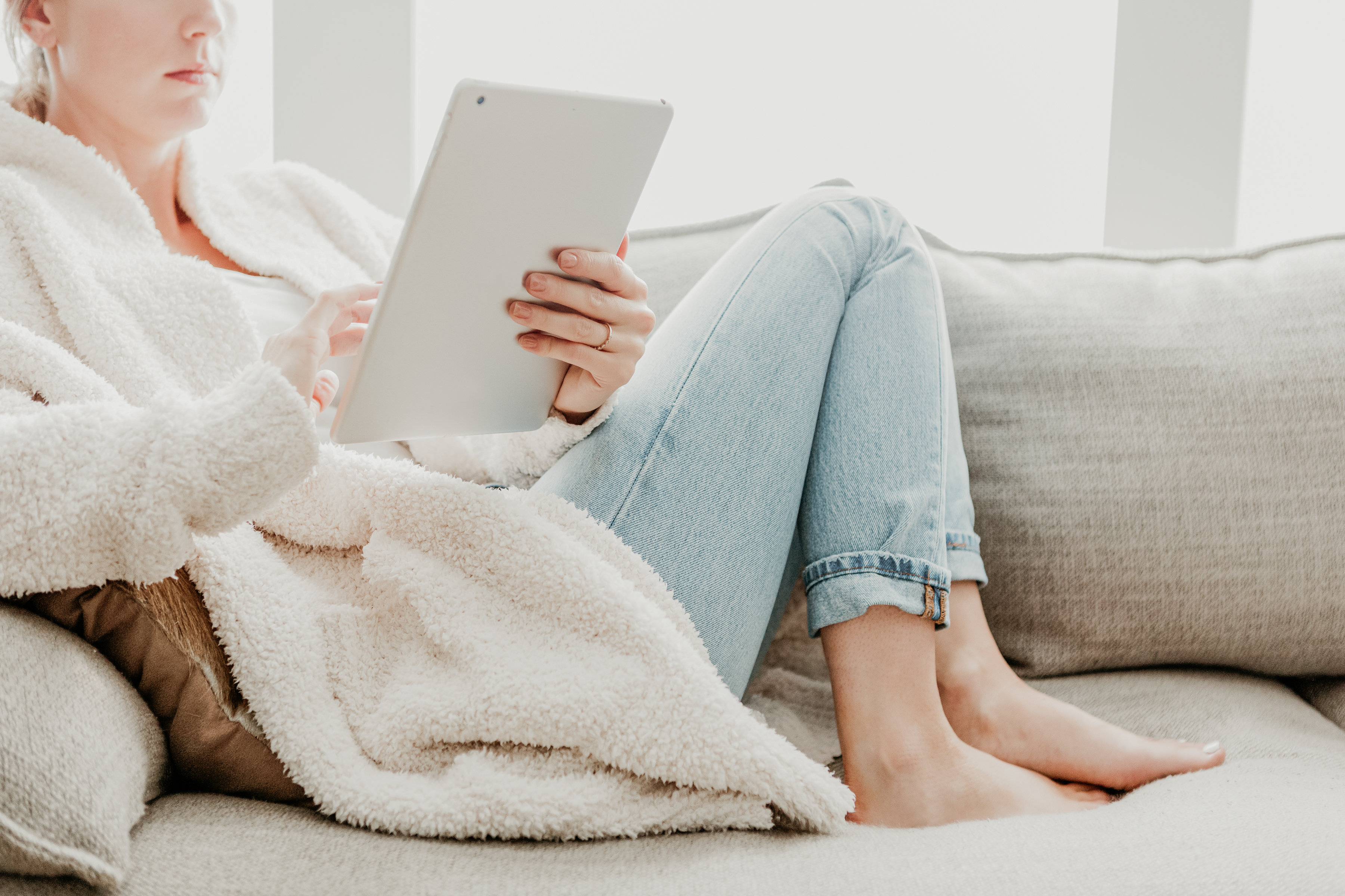 Frau arbeitet auf Macbook