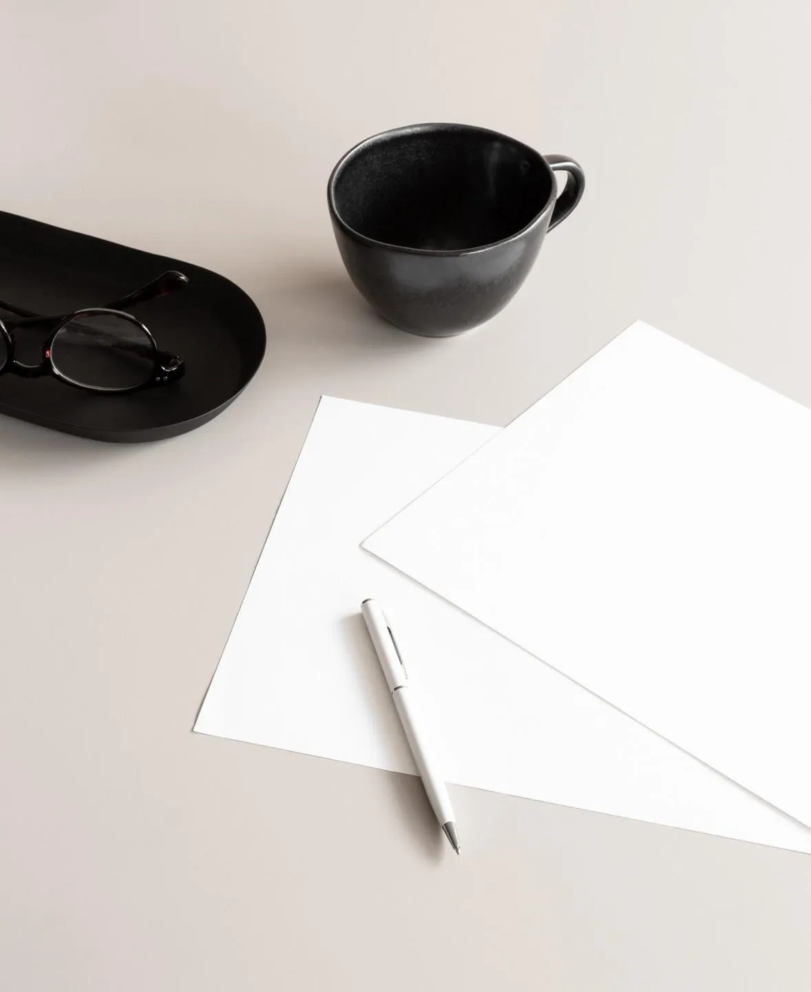 Ideenfindung mit Papier und Kaffee