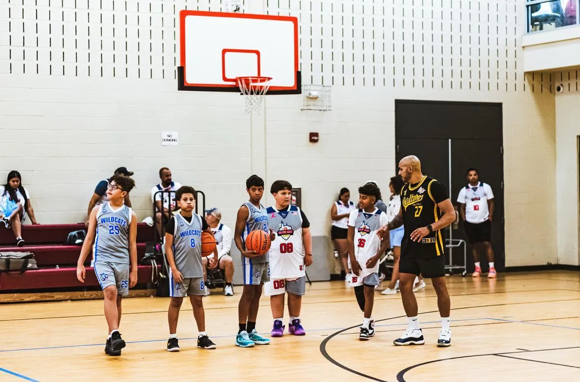 Niños aprendiendo fundamentos de baloncesto