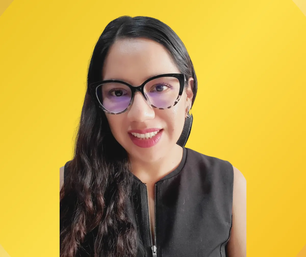 Retrato de la autora, una coach latina de mediana edad, cabello rizado oscuro, sonriendo con confianza, fondo neutro, estilo profesional y cálido.