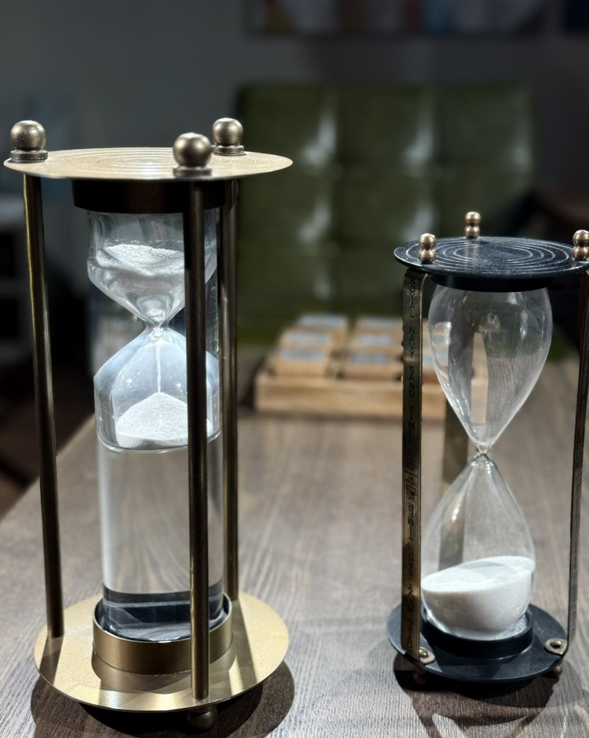 منسوجات قطنية وحريرية مطوية بعناية على رفوف خشبية، ألوان هادئة ونقوش فاخرة، إضاءة استوديو تبرز نعومة الأقمشة، النمط فوتوغرافي واقعي، نسبة العرض إلى الارتفاع 1:1