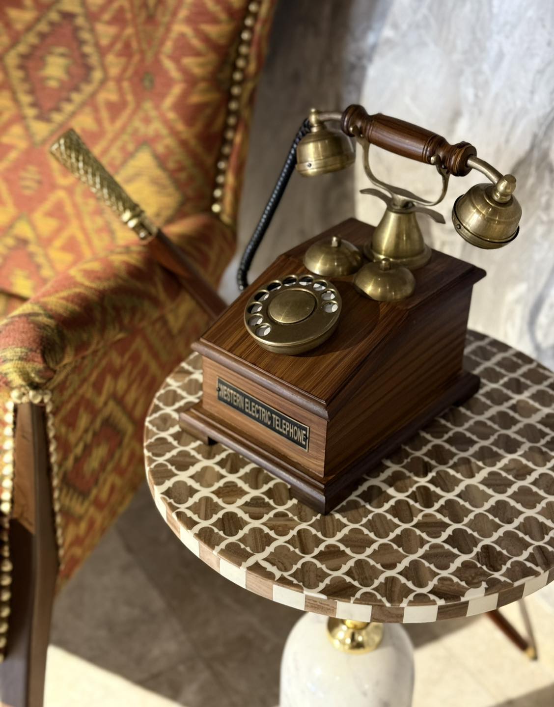 ملابس رجالية فاخرة معروضة على شماعات خشبية في متجر راقٍ، ألوان متنوعة وخامات عالية الجودة، إضاءة طبيعية تبرز التفاصيل الدقيقة، النمط فوتوغرافي واقعي، نسبة العرض إلى الارتفاع 1:1