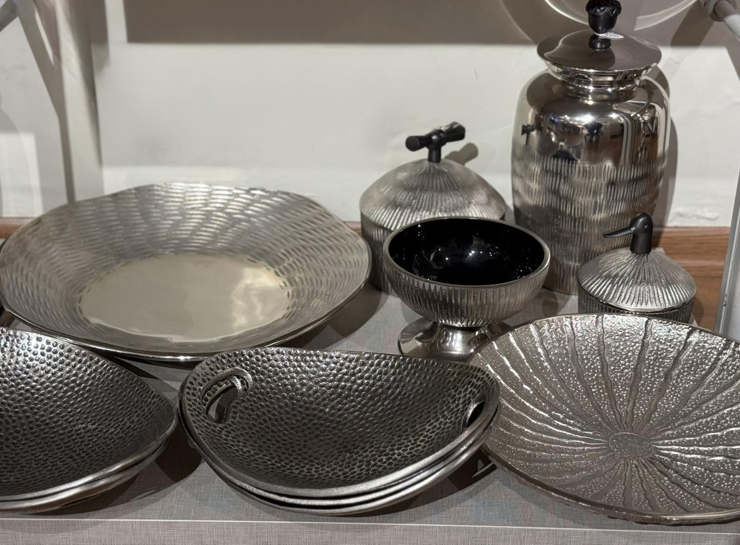 سجاد شرقي فاخر مفروش على أرضية خشبية في صالة عرض أنيقة، ألوان غنية ونقوش تقليدية، إضاءة دافئة تبرز التفاصيل، النمط فوتوغرافي واقعي، نسبة العرض إلى الارتفاع 1:1