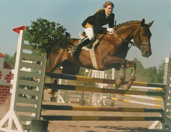 Birgit Gosejacob show jumping in the 1980s - where she learned that trust, clarity and consistency are the foundation of everything.