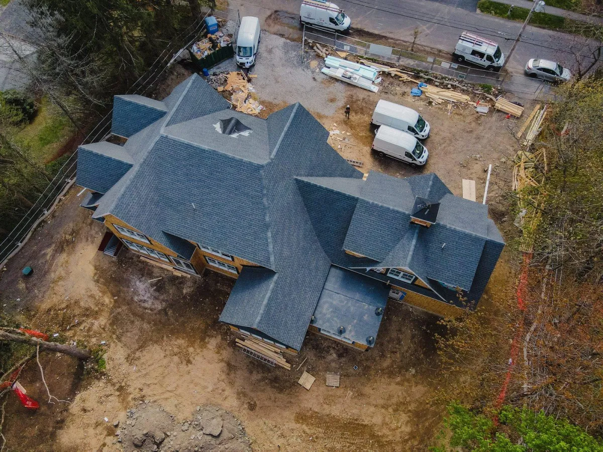 a building that has some windows in it