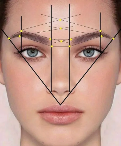 Dispositivo DermaPro Pen y viales del tratamiento Lumigloss sobre una bandeja blanca