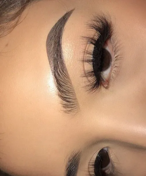 Dispositivo DermaPro Pen y viales del tratamiento Lumigloss sobre una bandeja blanca