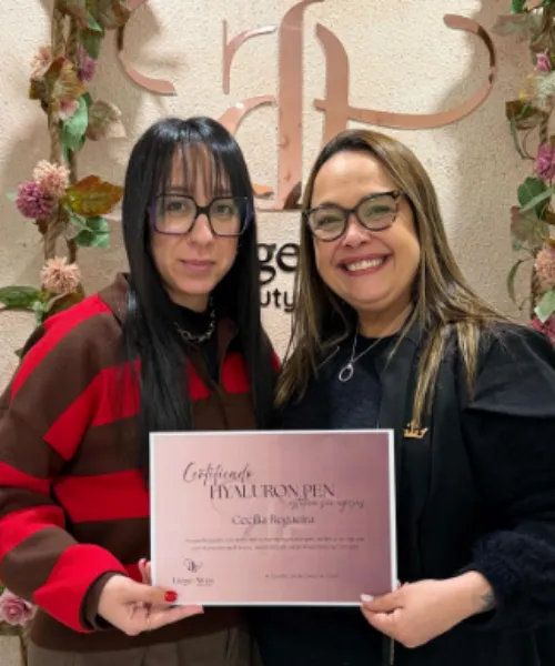 Alumna sonriendo sosteniendo una tarjeta con resultados de tratamiento.
