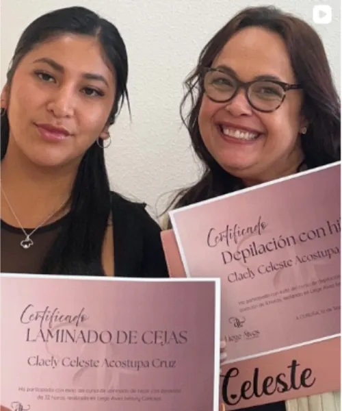 Alumna demostrando una técnica de labios en un aula con modelo.