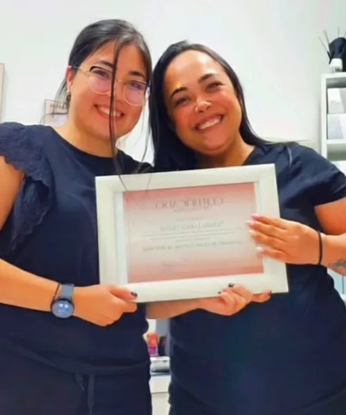 Graduada mostrando fotos de antes y después en una tablet.