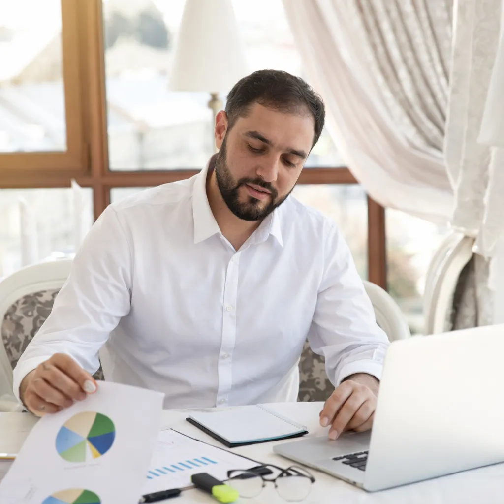 Smone Caccavari Family banker analizza documenti finanziari
