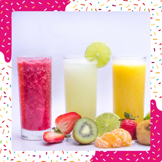 Frutas frescas y bebidas servidas en La Michoacana Top's Ice Cream Parlor 