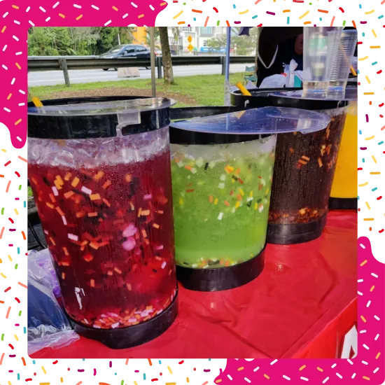 Aguas frescas frutales servidas para calmar el calor 