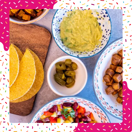 Snacks mexicanos cerca de San Bernardino con sabores dulces y picositos 