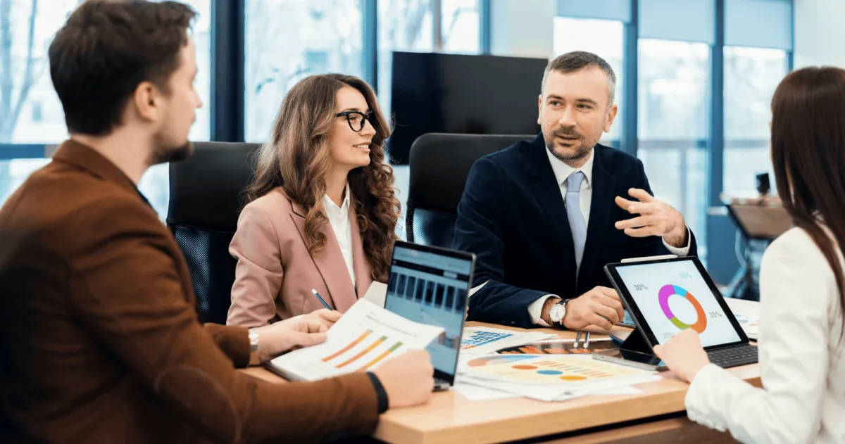 Enrique Velázquez coaching a senior leader  in an executive session