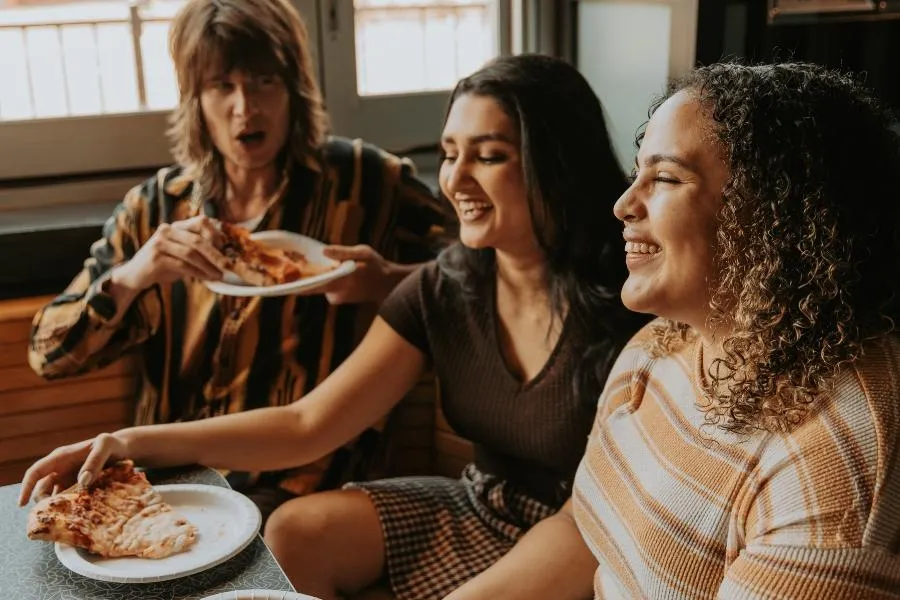 firends eating pizza
