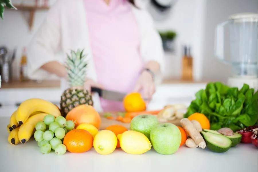 woman choopping fruit