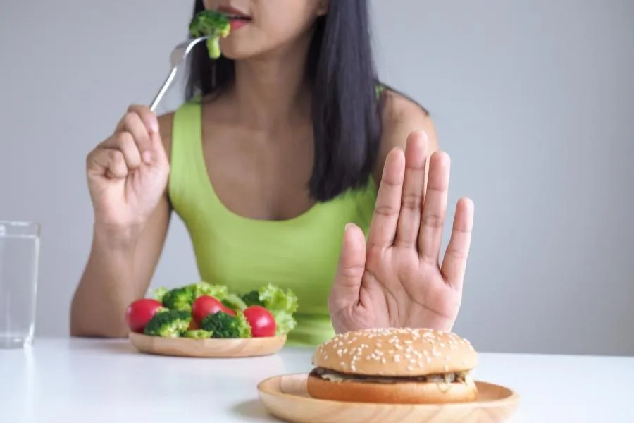 Vegan Susy saying no to unhealthy food