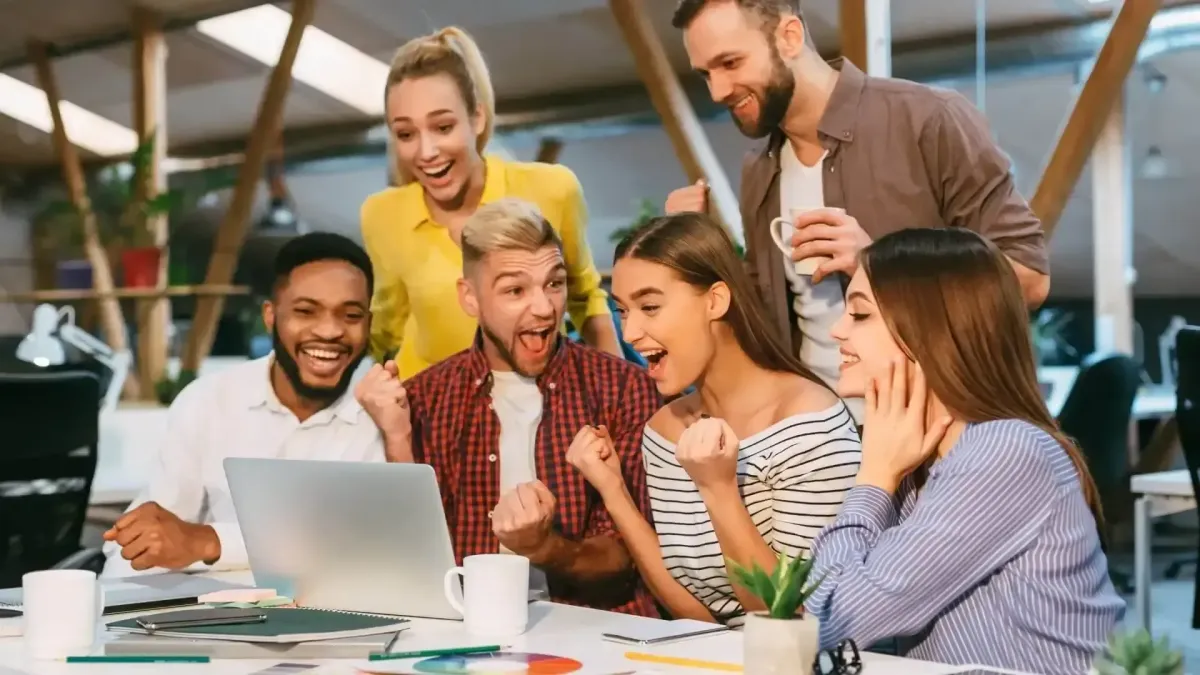 Groupe de jeunes adultes travaillant ensemble sur un projet, illustrant l’accès facilité au financement pour réaliser ses projets patrimoniaux.