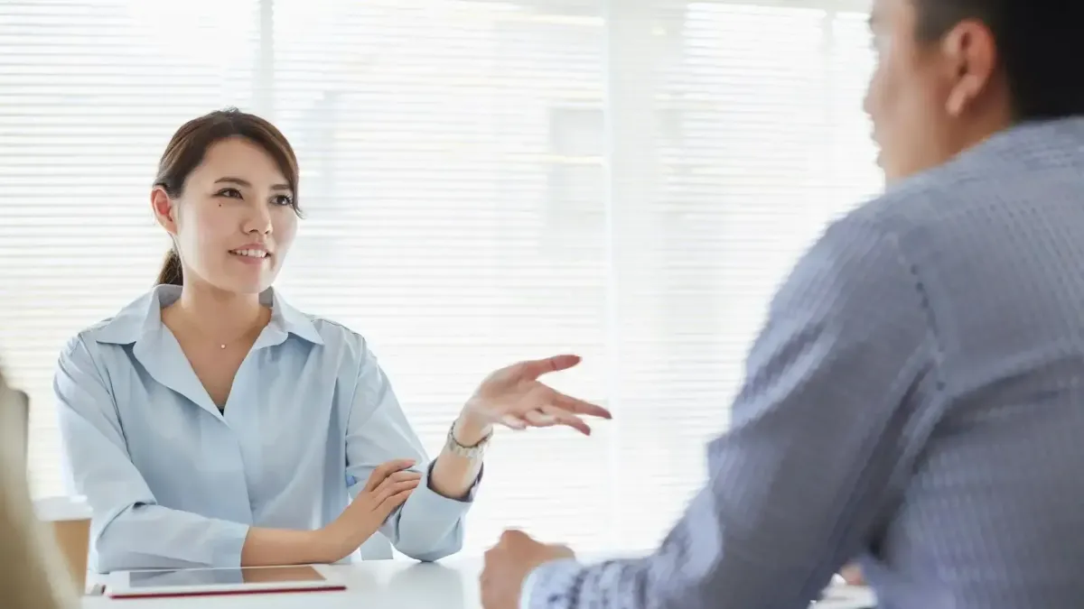 Entretien entre une conseillère et un client, illustrant l’analyse des besoins en assurance et prévoyance.