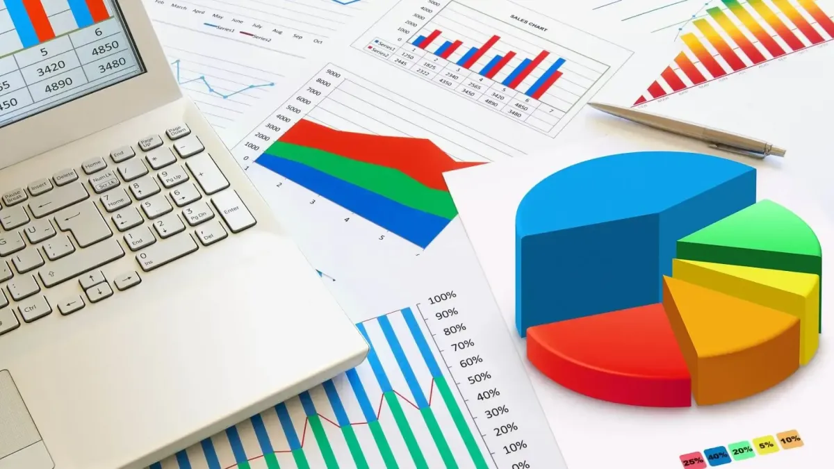 Graphiques colorés et ordinateur portable illustrant l’analyse de la situation financière pour trouver les solutions de financement adaptées.