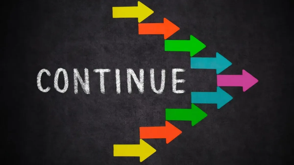 Mot “Continue” accompagné de flèches colorées représentant le suivi et l’optimisation continue des investissements financiers.