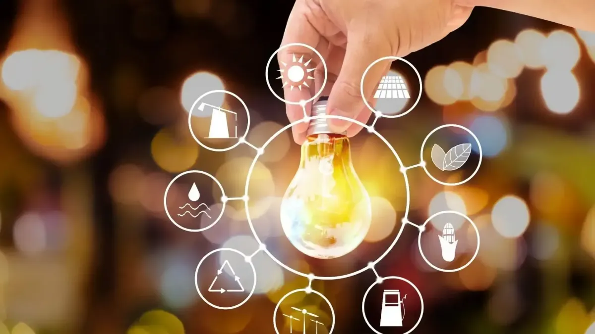 Main tenant une ampoule entourée d’icônes financières, illustrant les ressources pédagogiques en gestion de patrimoine et placements financiers.