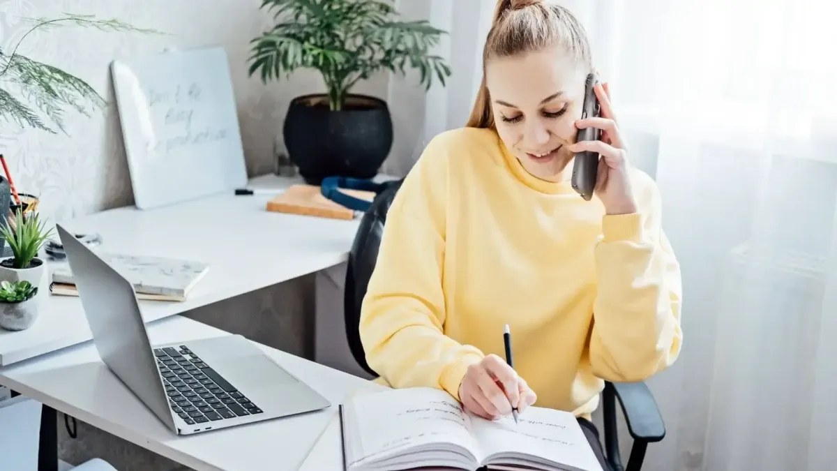 Femme travaillant sur un ordinateur à domicile, illustrant la flexibilité et l’adaptabilité des placements financiers dans une stratégie patrimoniale.