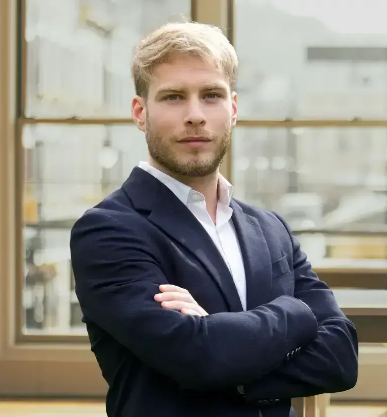 Portrait de Basile Debec, conseiller en gestion de patrimoine à Lyon, fondateur du cabinet spécialisé en investissements, placements financiers et optimisation patrimoniale.