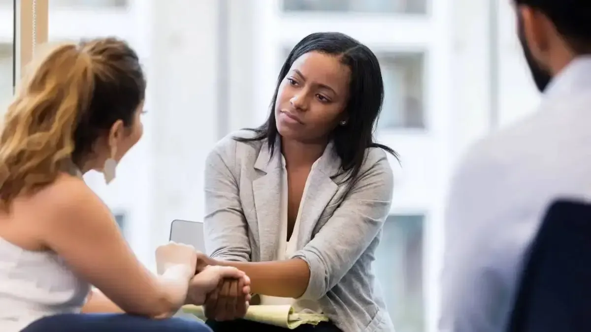 Conseiller en gestion de patrimoine échangeant avec un couple pour définir leurs objectifs financiers