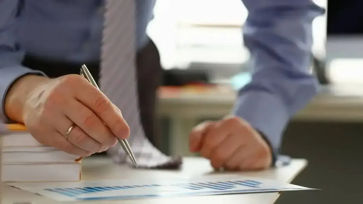 Analyse de graphiques financiers par un conseiller patrimonial à Lyon