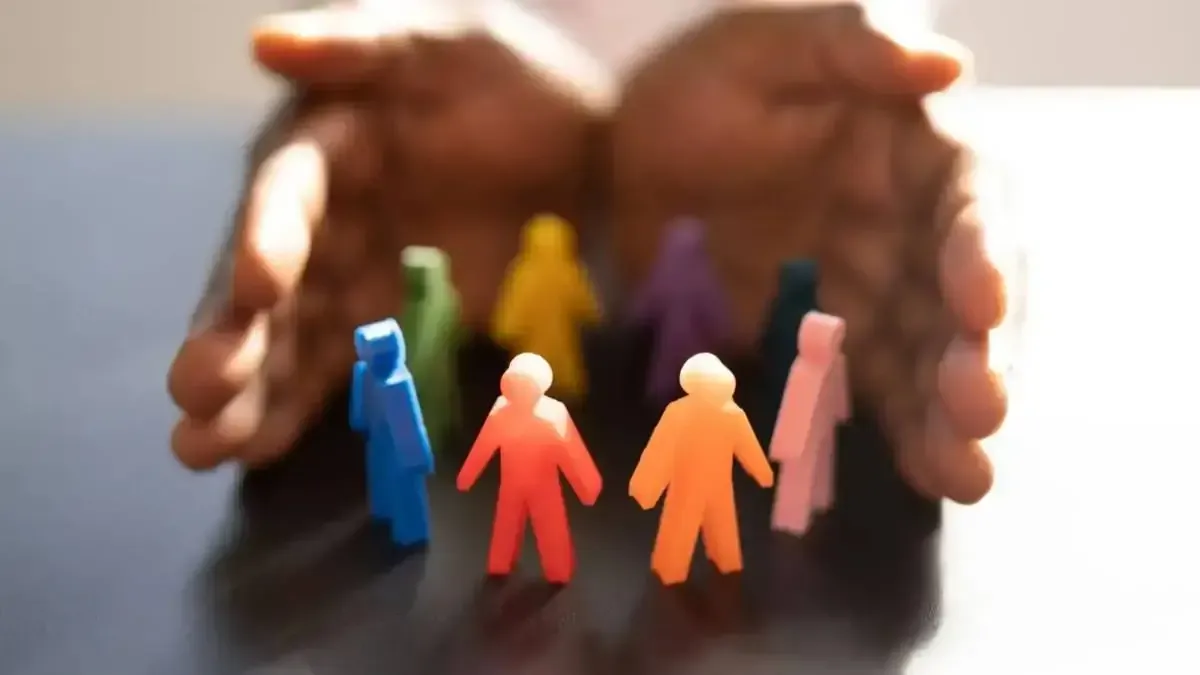 Mains protégeant une famille pour illustrer l’accompagnement en gestion de patrimoine