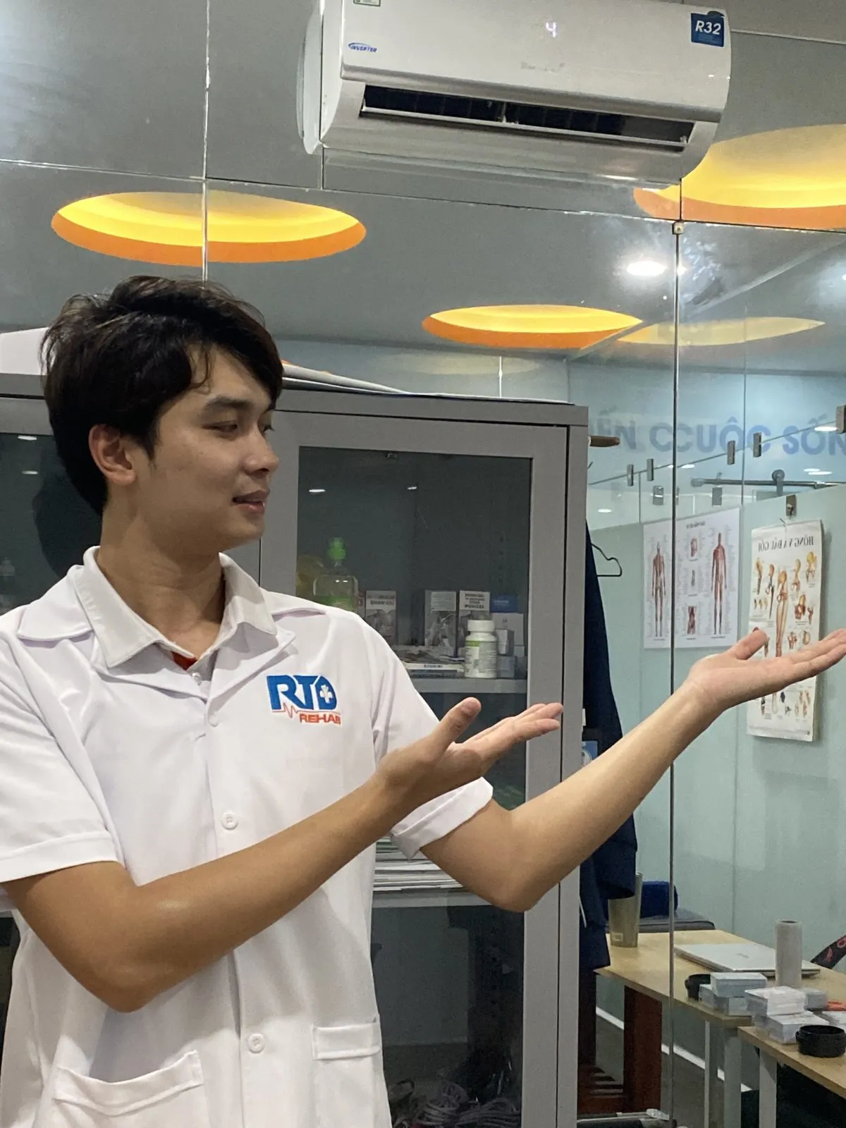 Bác sĩ Nguyễn Minh Tú tư vấn sức khỏe xương khớp cho người bệnh
