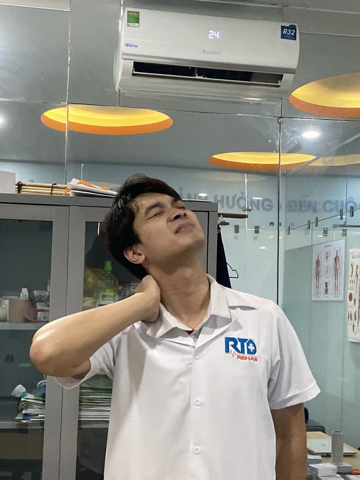 Bác sĩ Tú minh họa đau cổ vai gáy và cách phục hồi