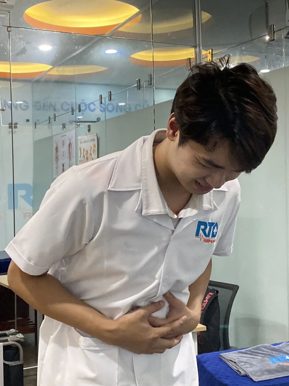 Bác sĩ Tú minh họa triệu chứng đau vùng bụng