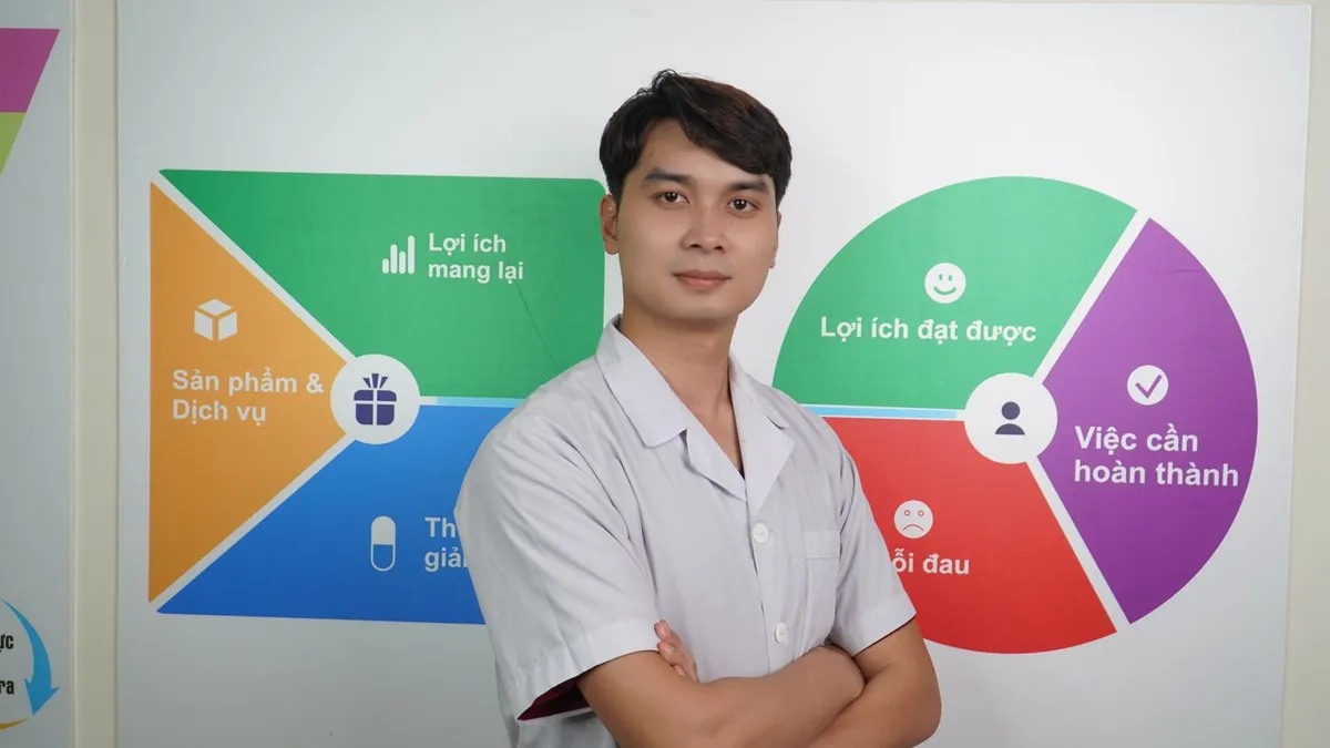 Bác sĩ Nguyễn Minh Tú tư vấn sức khỏe xương khớp cho người bệnh