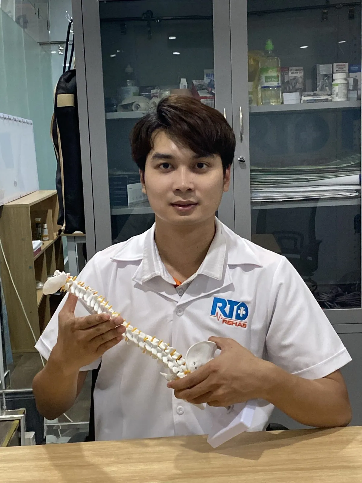 Bác sĩ Nguyễn Minh Tú trị liệu vùng lưng – cột sống cho bệnh nhân