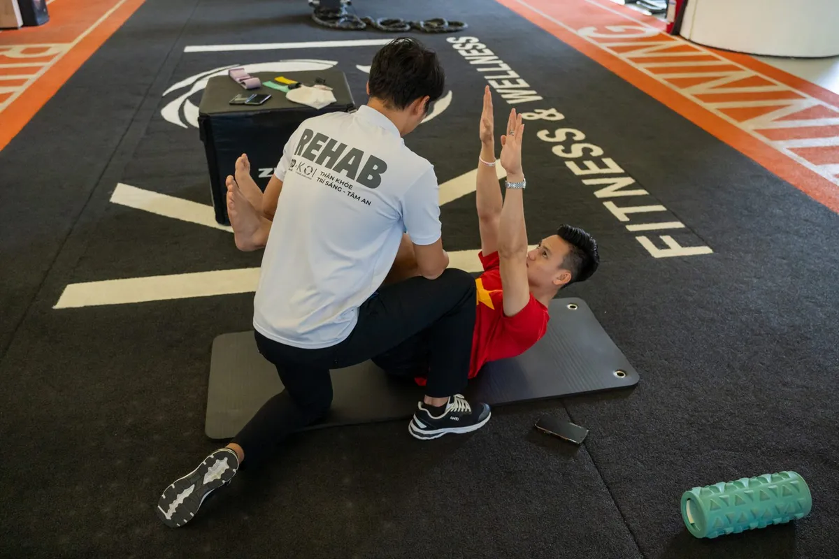 Bác sĩ Tú hướng dẫn bài tập phục hồi chức năng