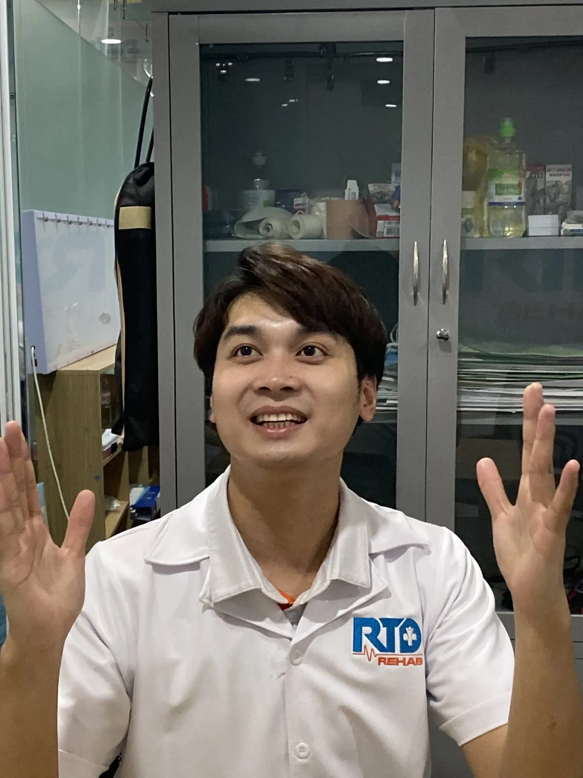 Bác sĩ Nguyễn Minh Tú tư vấn sức khỏe xương khớp cho người bệnh