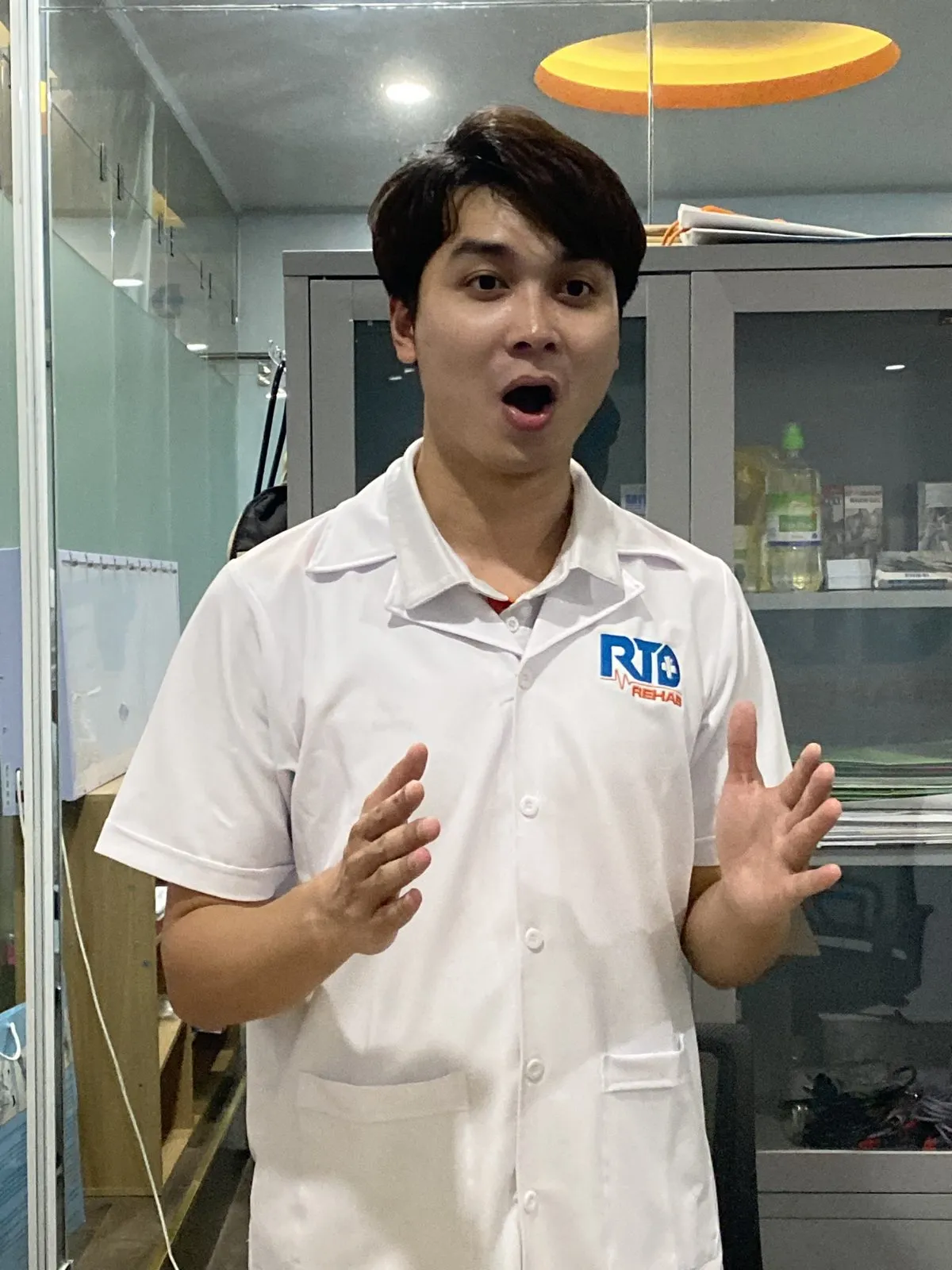 Bác sĩ Nguyễn Minh Tú tư vấn sức khỏe xương khớp cho người bệnh