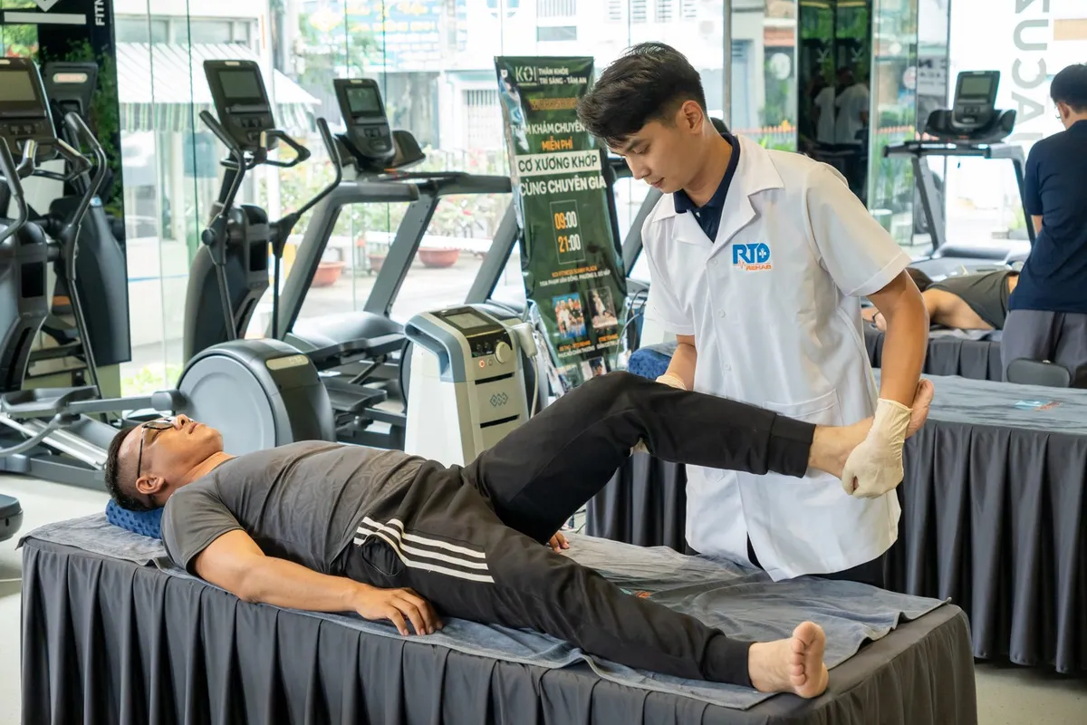 Bác sĩ Nguyễn Minh Tú kiểm tra khớp gối cho bệnh nhân