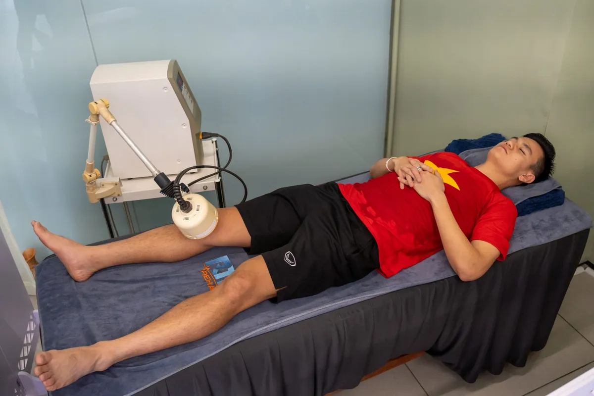 Bác sĩ Nguyễn Minh Tú kiểm tra khớp gối cho bệnh nhân