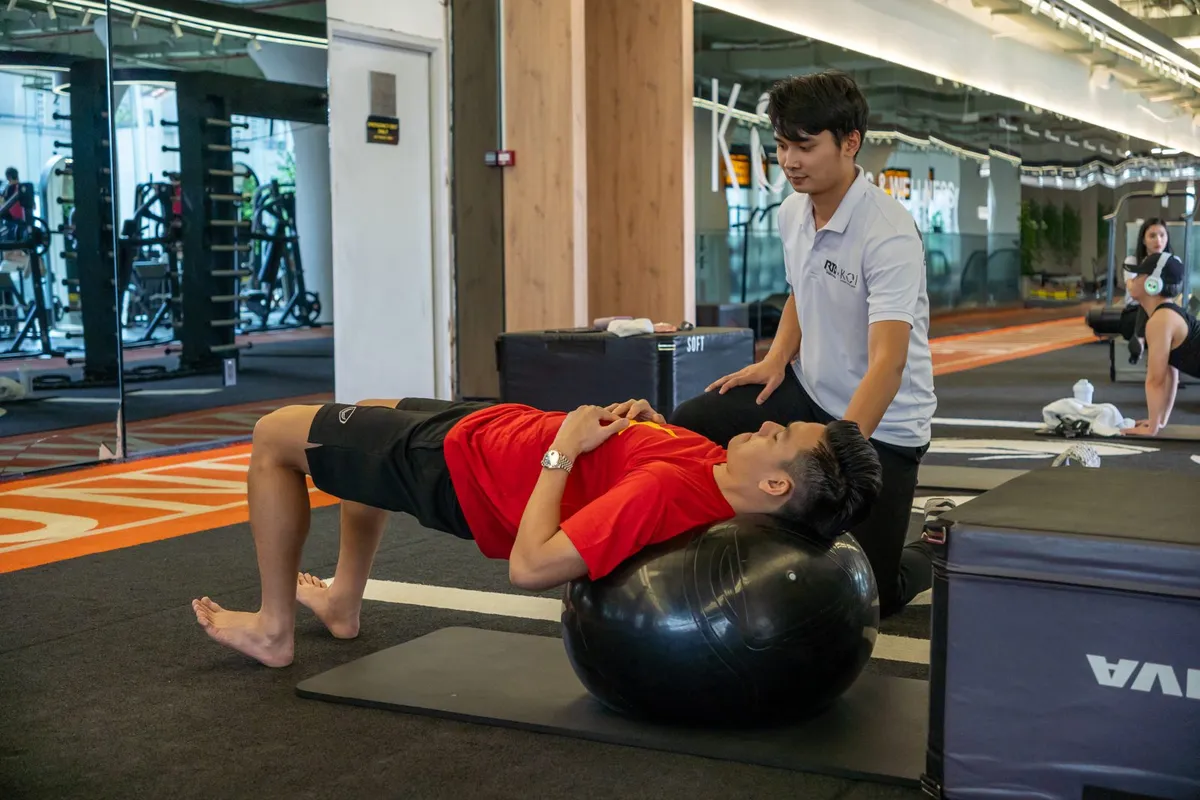 Bài tập nâng hông với bóng