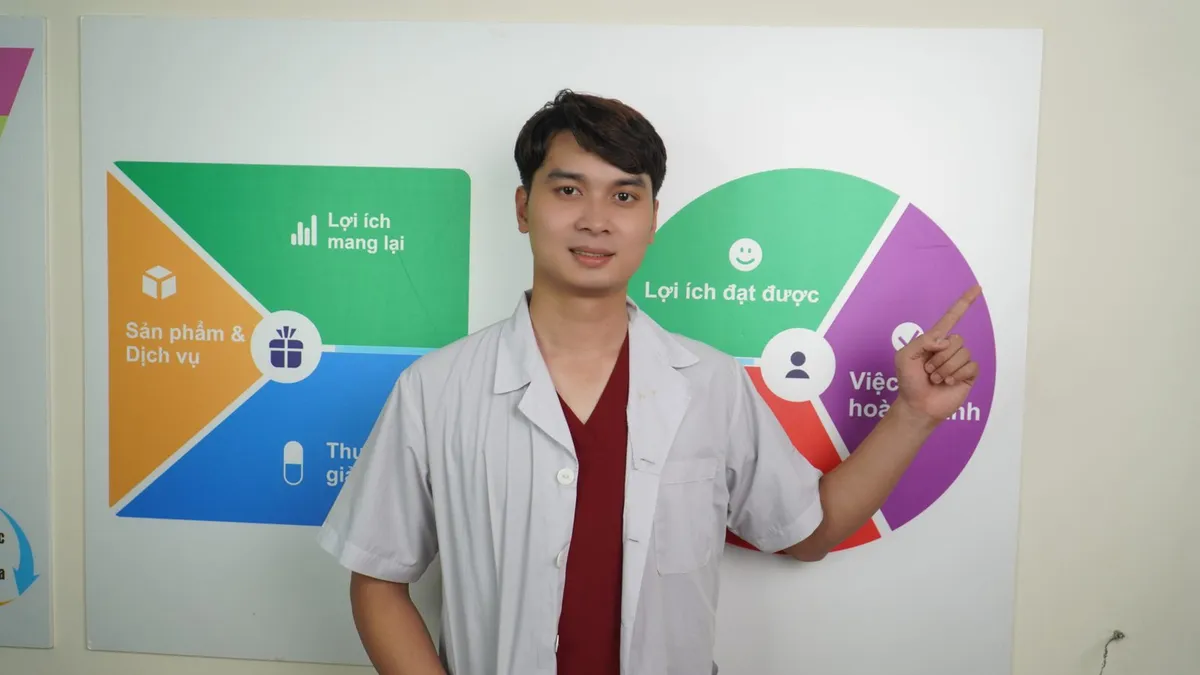 Bác sĩ Nguyễn Minh Tú tư vấn sức khỏe xương khớp cho người bệnh