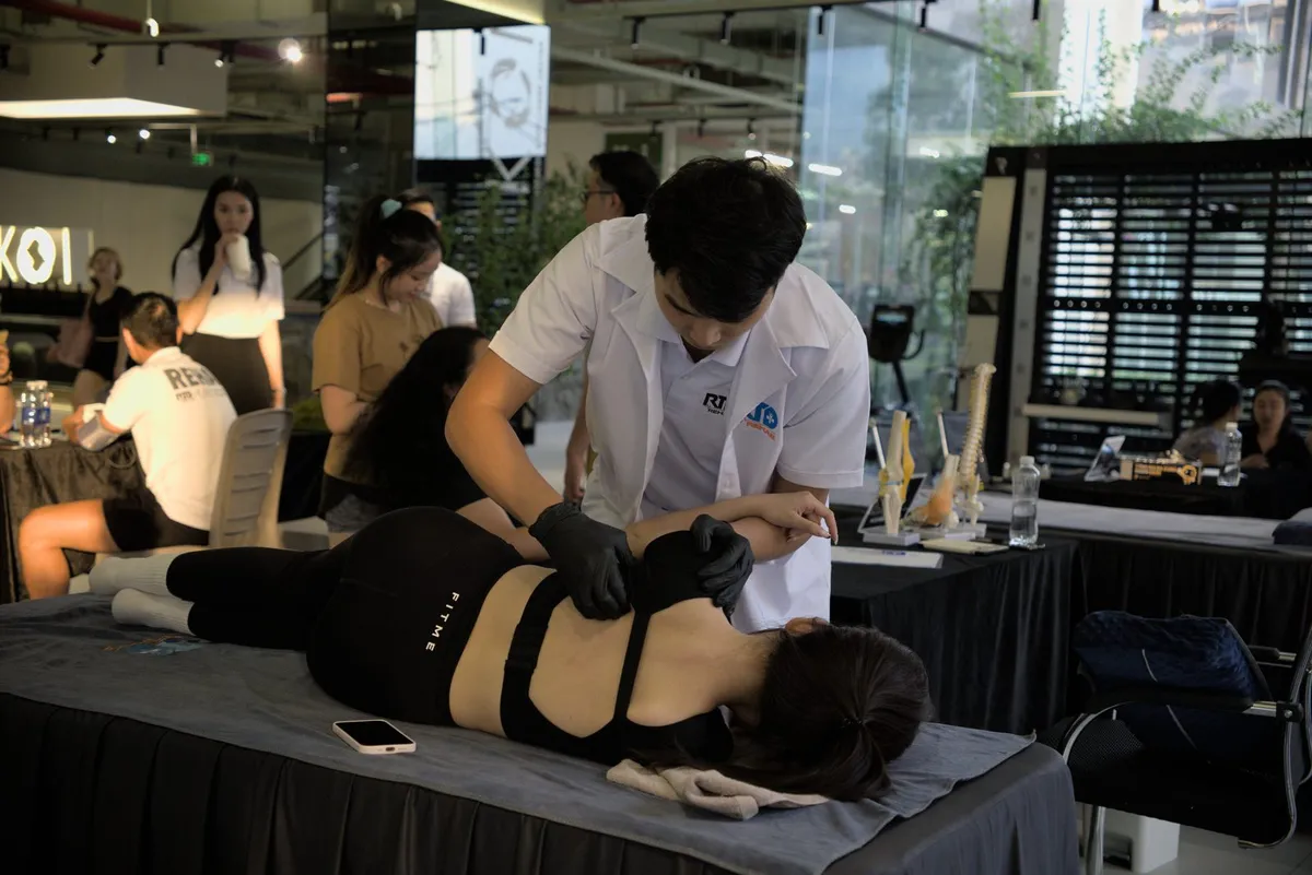 Bác sĩ Nguyễn Minh Tú trị liệu vùng lưng – cột sống cho bệnh nhân